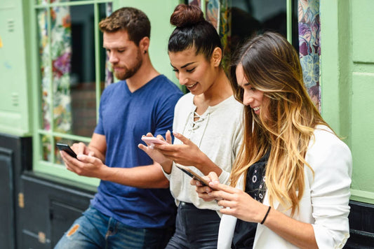 Personas revisando los mejores procesadores de celulares 2025.