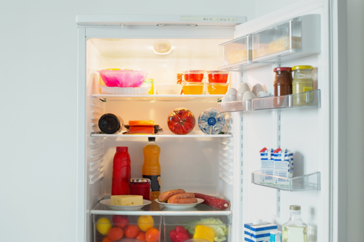 Vista interior de un refrigerador con comidas y bebidas - Mejores marcas de línea blanca