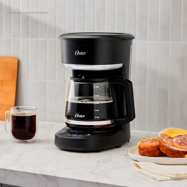 Cafetera 12 tazas, modelo BVSTDCP121B OSTER, filtro permanente, función de pausa y servir, apagado después de 2 horas.