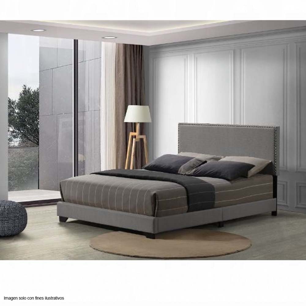 Cama Queen LEANDROS ribete de clavos en gris claro en borde de cabecero