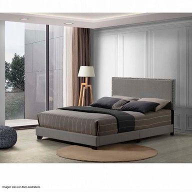 Cama Queen LEANDROS ribete de clavos en gris claro en borde de cabecero