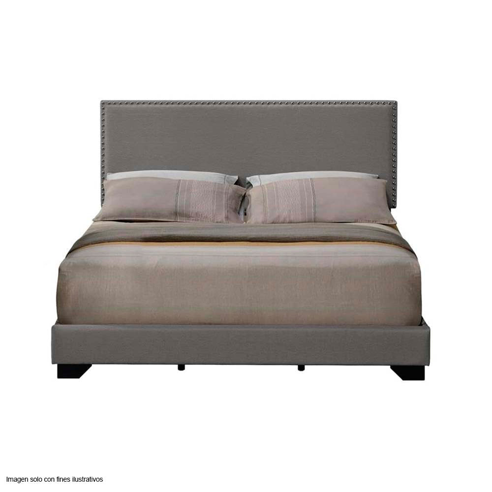 Cama Queen LEANDROS ribete de clavos en gris claro en borde de cabecero