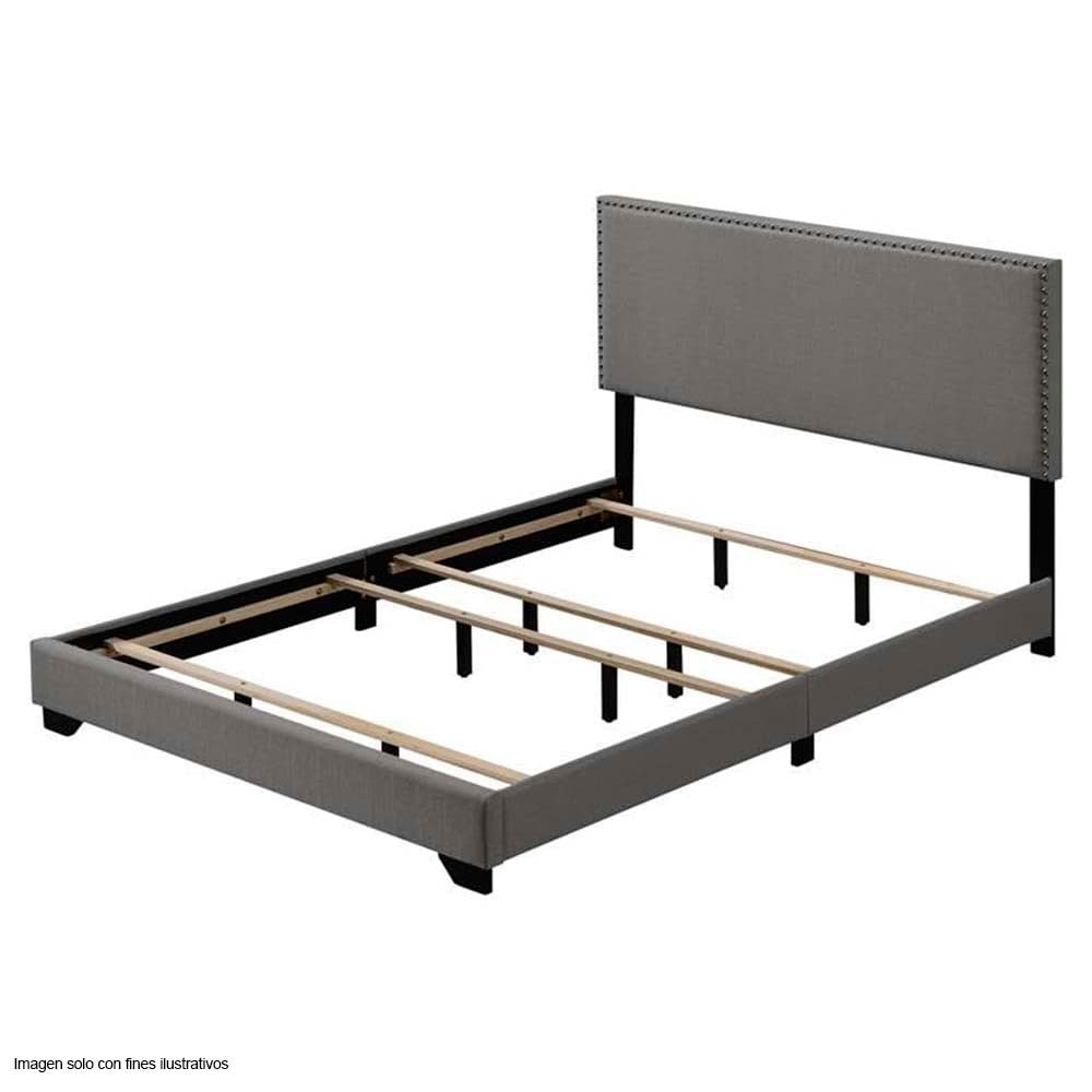 Cama Queen LEANDROS ribete de clavos en gris claro en borde de cabecero