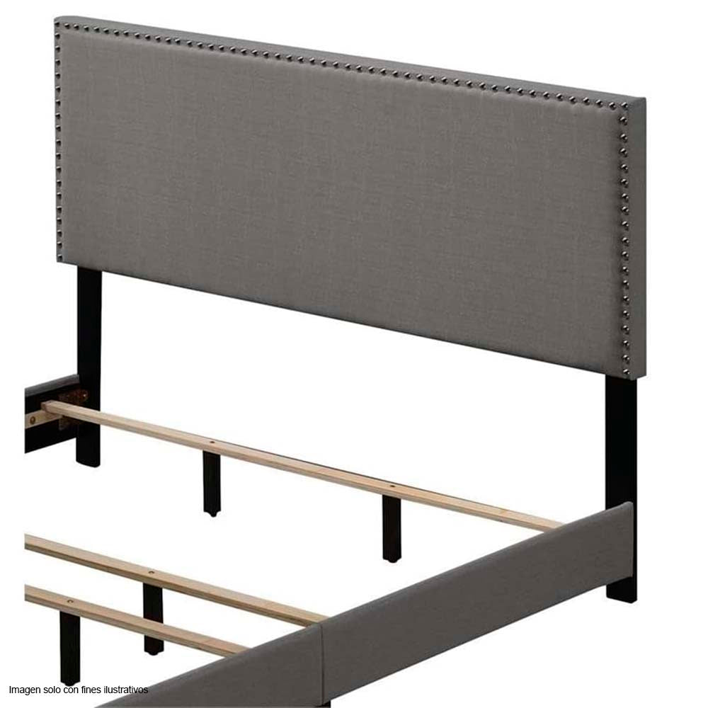 Cama Queen LEANDROS ribete de clavos en gris claro en borde de cabecero