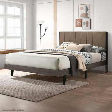 Cama Queen modelo Valdemar, cabecera tapizada tela marrón y base en gris envejecido.
